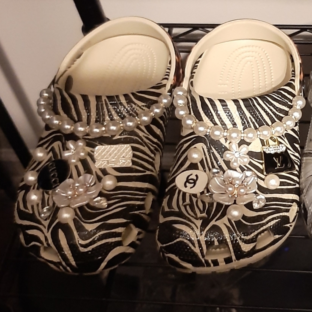 Like NEW Women's JEWELED CROCS